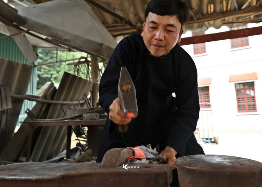 Blacksmiths in Phuc Sen village