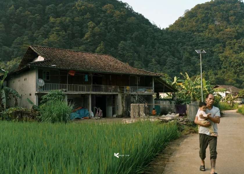 The road to Dìa Trên paper-making village