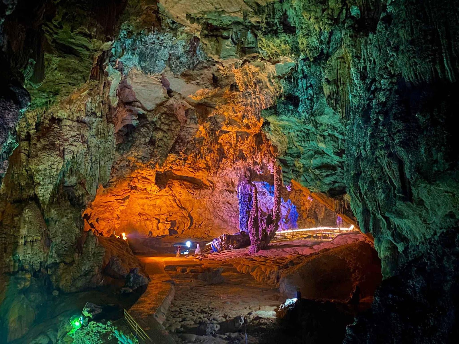 Nguom Ngao cave, one of Vietnam's most magnificent natural wonders, is second only to the famous caves of Phong Nha Ke Bang.