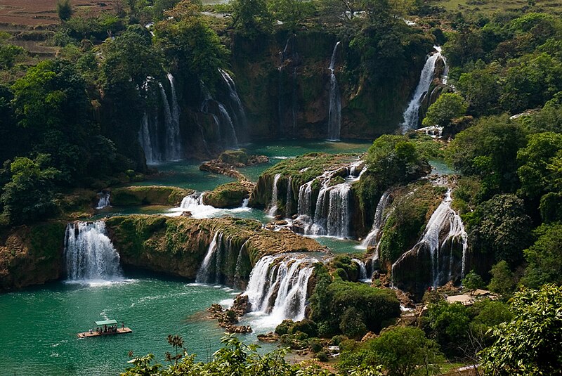 It's the world's 4th largest waterfall on a national border, trailing behind big names like Iguazu, Victoria, and Niagara Fall