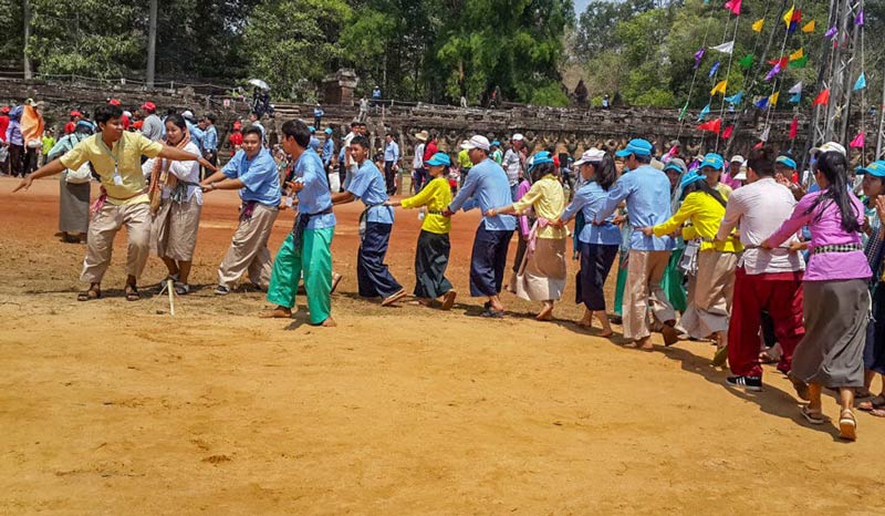 Cambodians enjoy traditional folk games for Khmer New Year