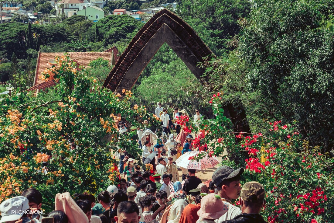 People bustling at the festival (Photo: Phong Luong)