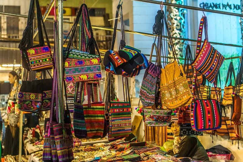 Not only the diverse cuisine, the night markets of Chiang Rai also have regular dance performances