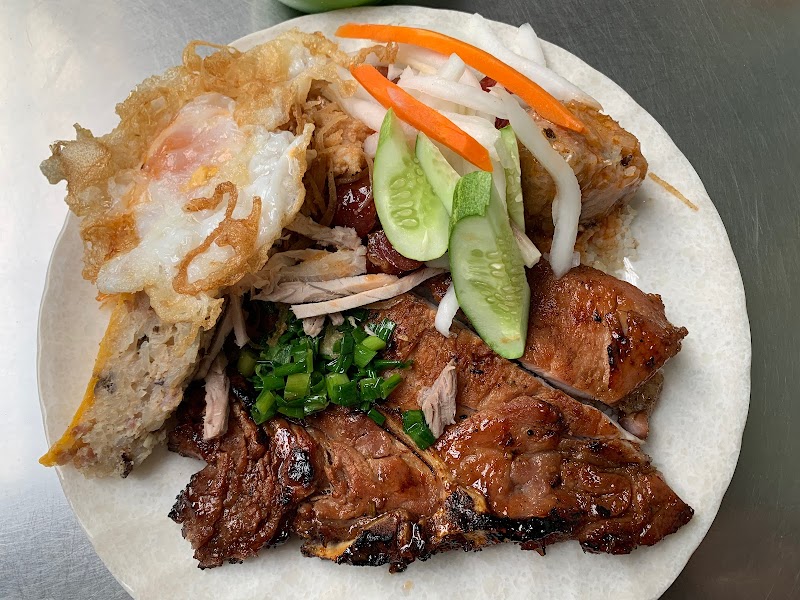 A plate of broken rice at Ba Ghien with full toppings