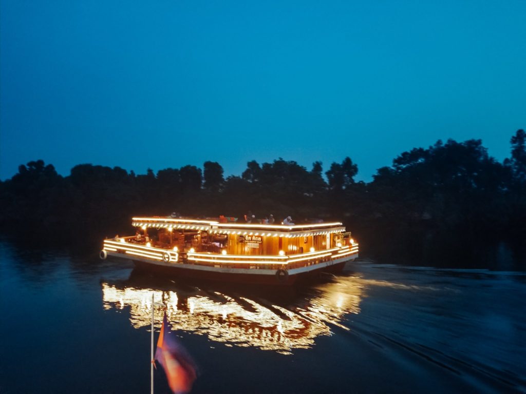 crucero al atardecer en kampot