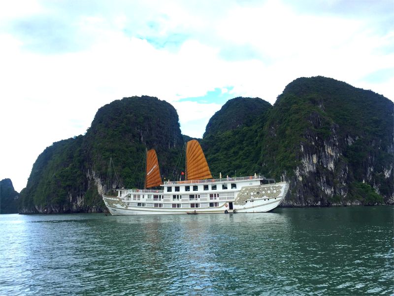 crucero indochina sails halong bay