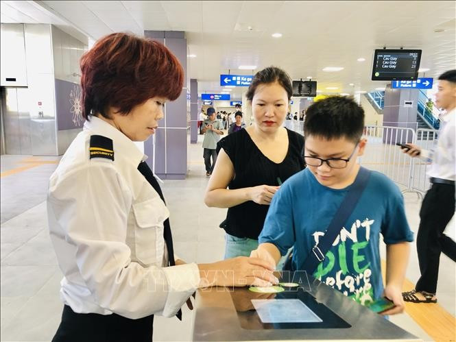 metro hanoi - entrar en la estacion