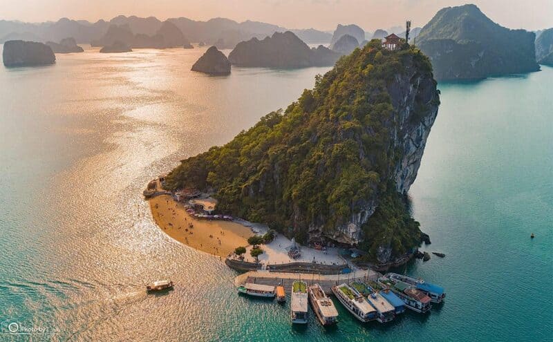 The beauty of the islands in Halong Bay