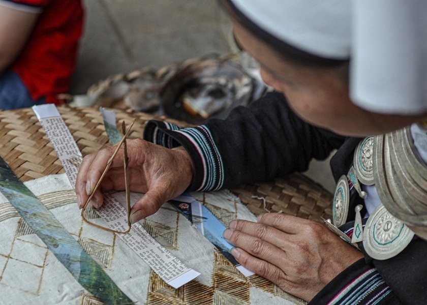 They are known for their meticulous attention to detail in their attire, featuring silver jewelry and patterns painted with beeswax.
