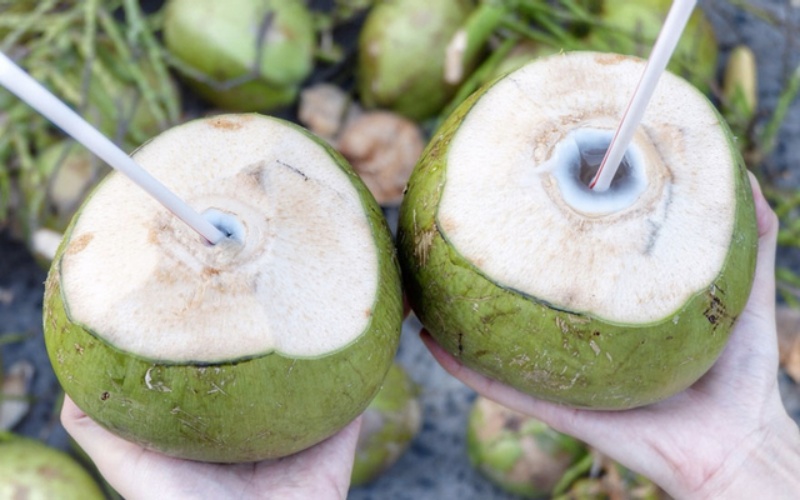 Agua de coco fresca es popular en Tailandia, así como en Vietnam