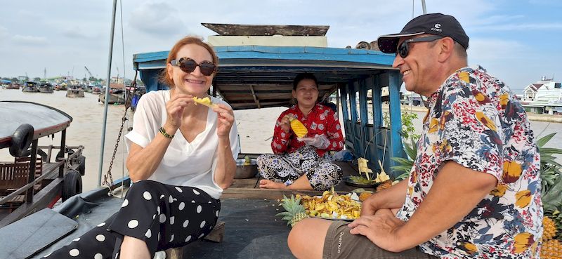 turistas en mercado flotante en vinh long