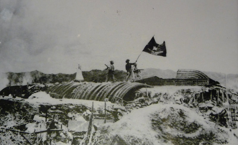 Vietnamese soldiers placed the Vietnamese flag 