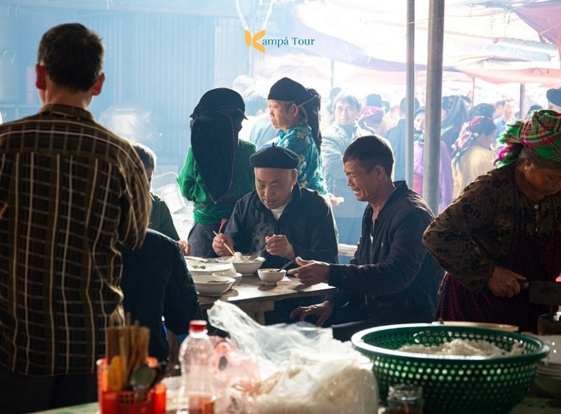 I took the opportunity to take a photo of a normal morning of the local people here