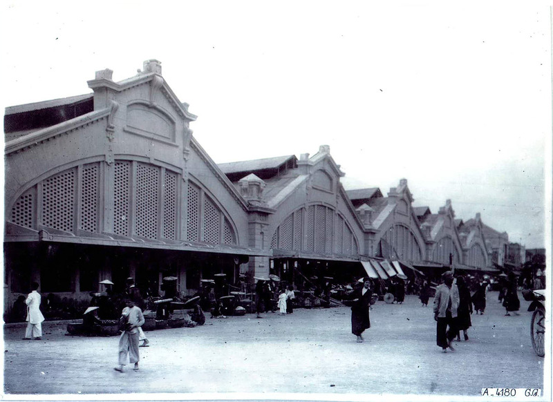 Dong Xuan was built in 1890 in the heart of Hanoi’s old quarter by combining Bach Ma and Cau Dong markets, and was one of the largest at that time.