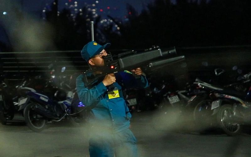 dron en vietnam - policias