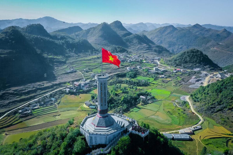 The photos you see taken at Lung Cu flag pole Ha Giang are usually high-level licenses from the national media agency licensed to do so.
