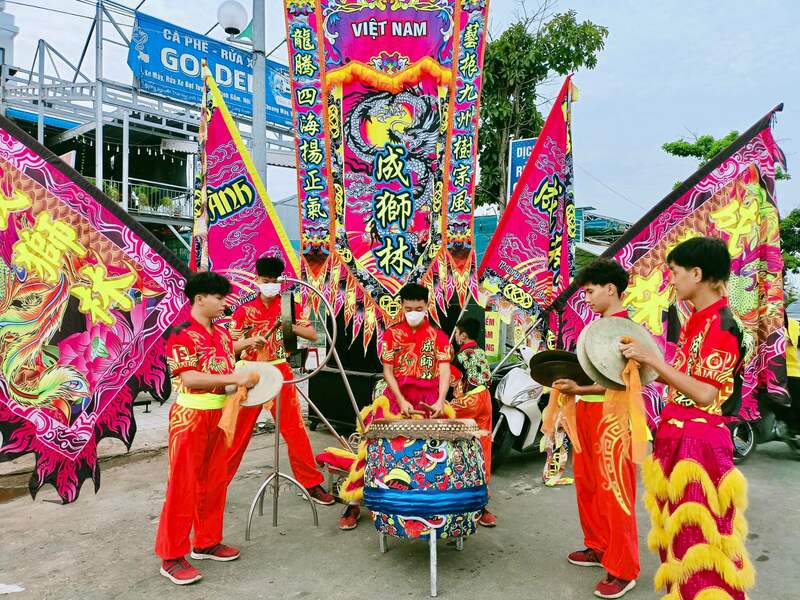 The drum team is indispensable in a lion dance