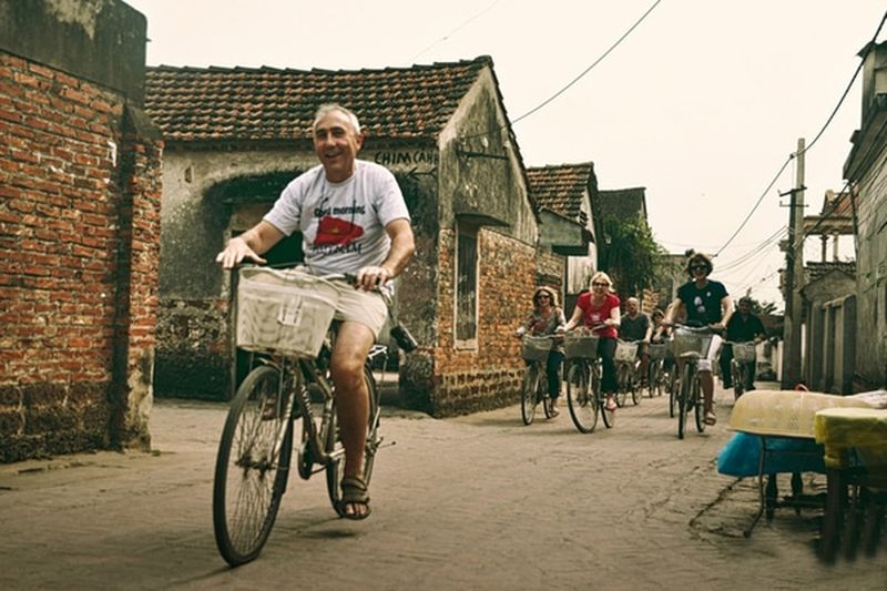 Tour por el pueblo antiguo de Duong Lam en bicicleta
