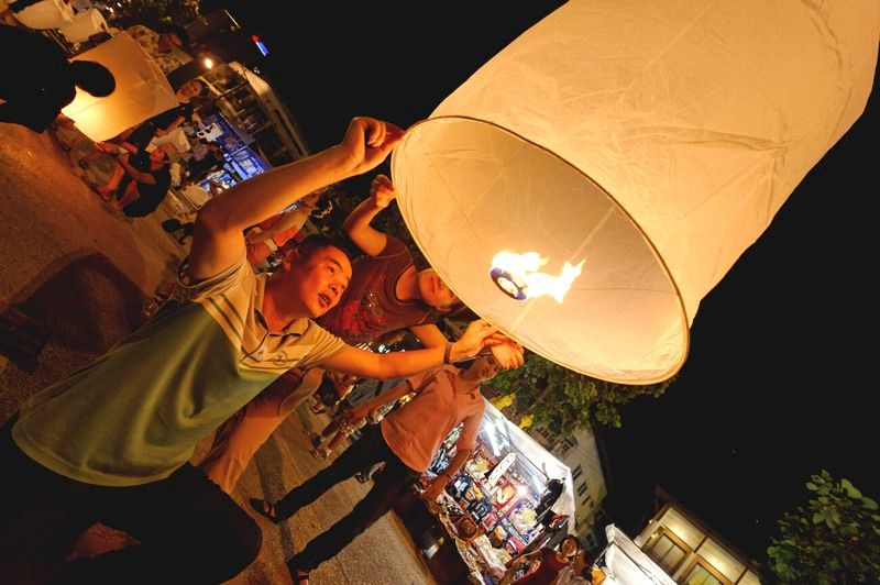 El calor de la vela atrapada en el interior eleva la linterna del suelo.