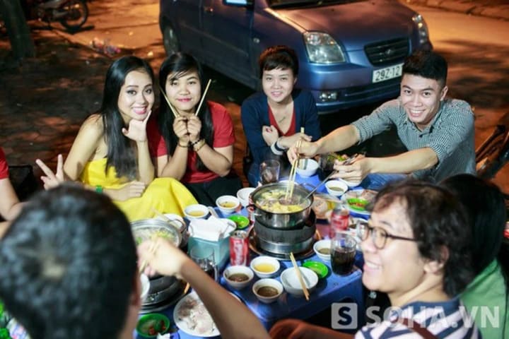 eating lau with friends