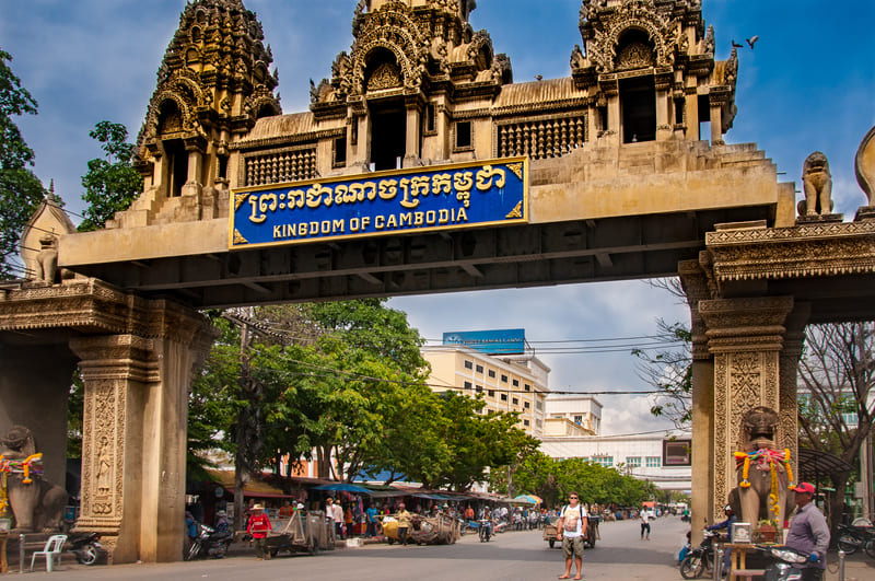 es seguro viajar a camboya poi pet