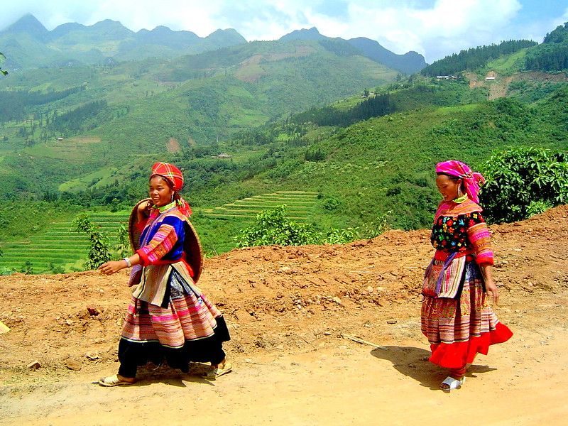 Mujeres étnicas con trajes coloridos en Bac Ha