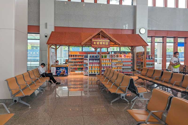 tren laos - estacion en laos