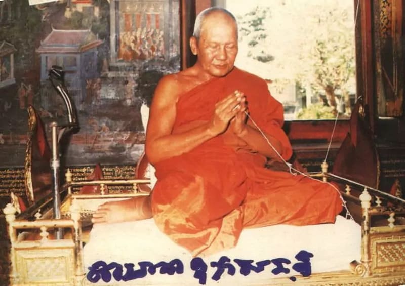 Luang Phor Pern, antiguo abad del templo, es una figura venerada que popularizó el Sak Yant en Tailandia.