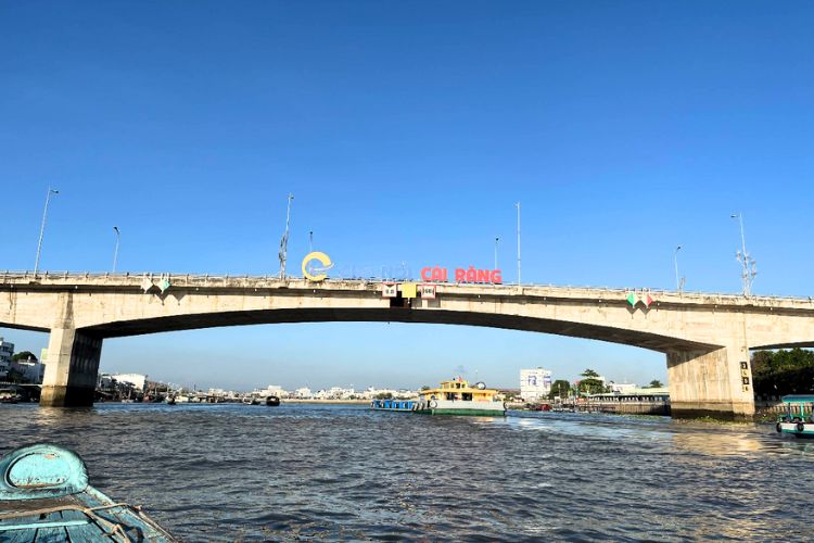 Sailing under the Cai Rang Bridge, the first bridge to cross the Can Tho River