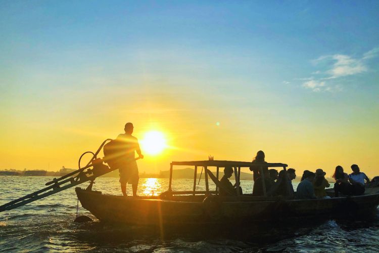 The tranquil sunrise over Long Xuyen Floating Market