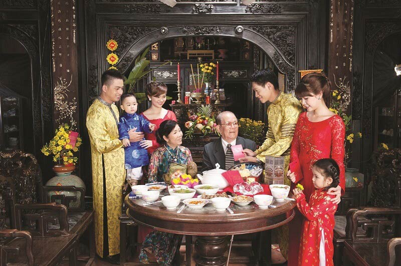 giving li xi to parents