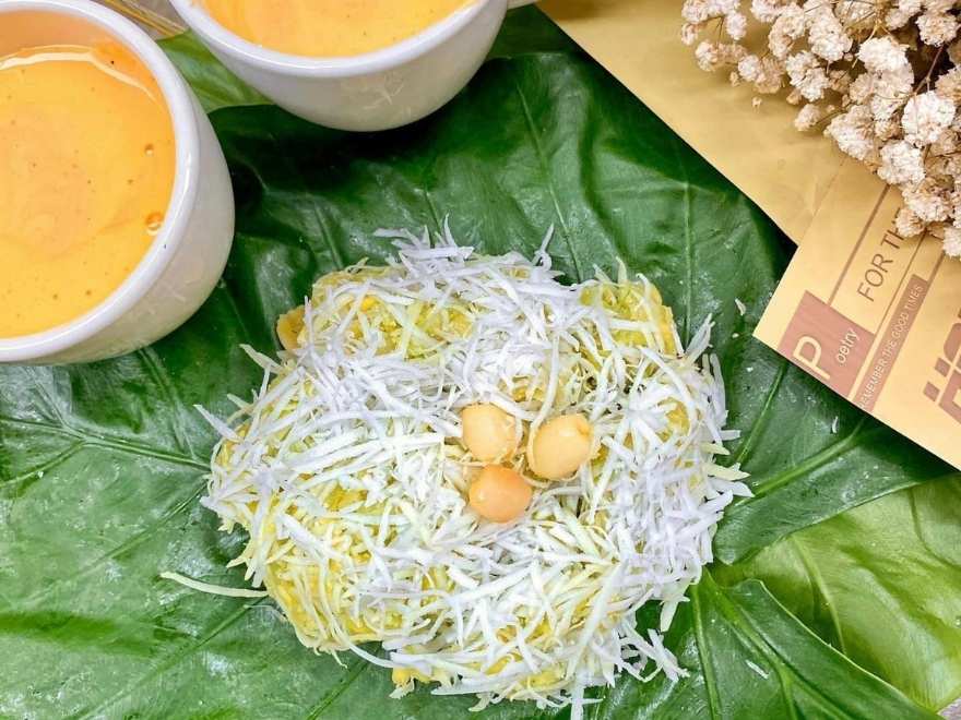 Com green rice flakes in Hanoi during early autumn