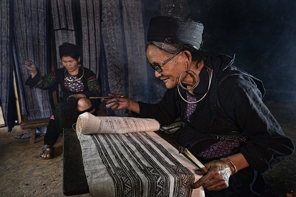 Traditional beeswax painting of the Hmong ethnic group in Sapa