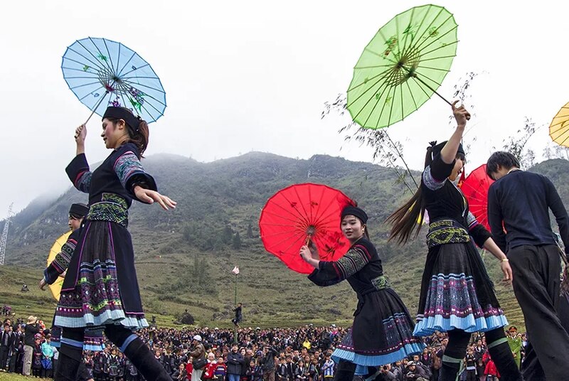 Fan Dance by the Vietnamese Hmong