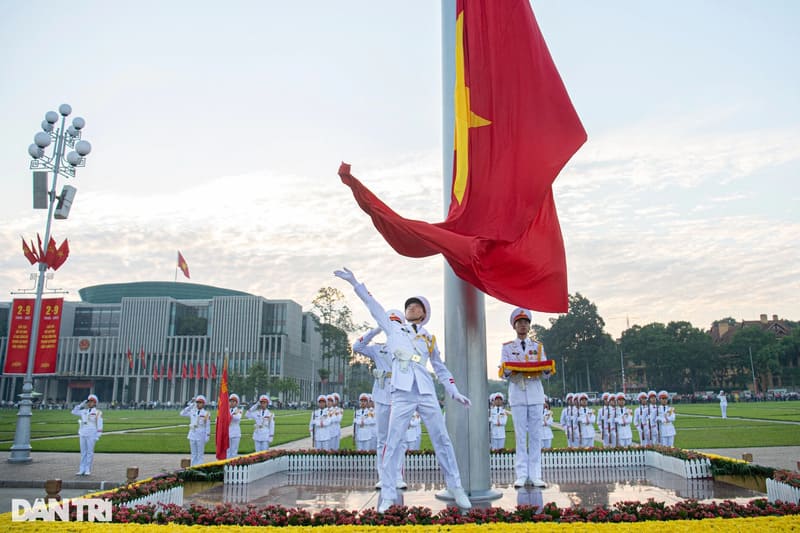 Flag-raising and lowering ceremony at Ho Chi Minh City's mausoleum