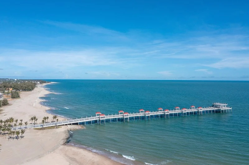 Hamptons Pier, scenic deck offers stunning sea views