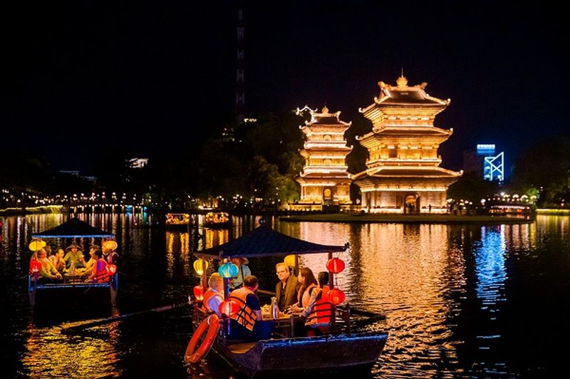 hoa lu old town por la noche