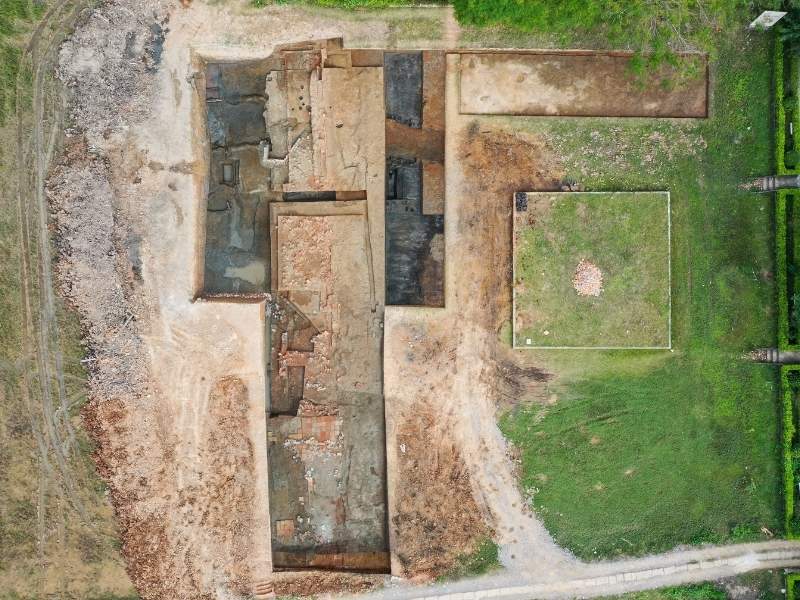 Excavated remains from the Dinh and Le dynasties.