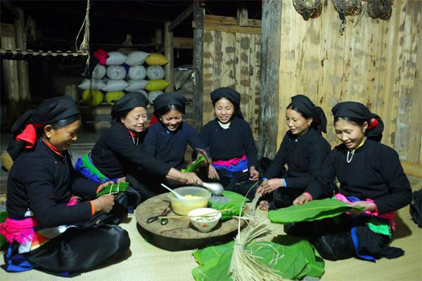 Women of the La Chi ethnic group in preparation for Tet