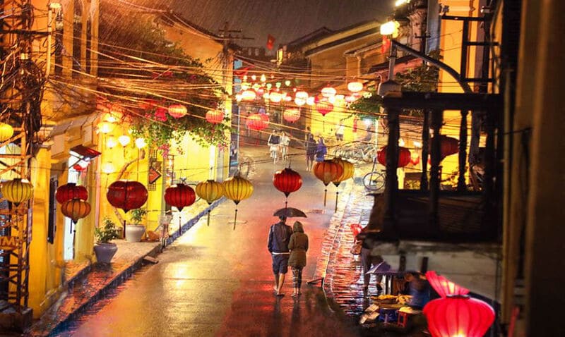 Hội An in the rain exudes a calm, romantic atmosphere