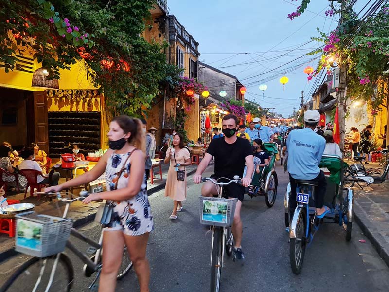 hoi an tourists