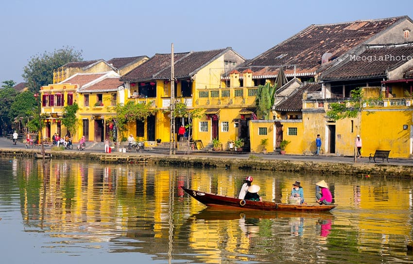Color "mustard yellow" - typical color of Hoi An