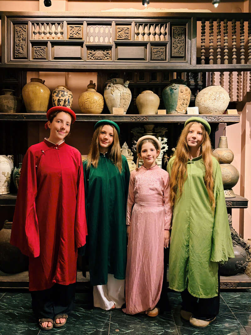 Renting costumes at the FITO Museum is a paid activity.