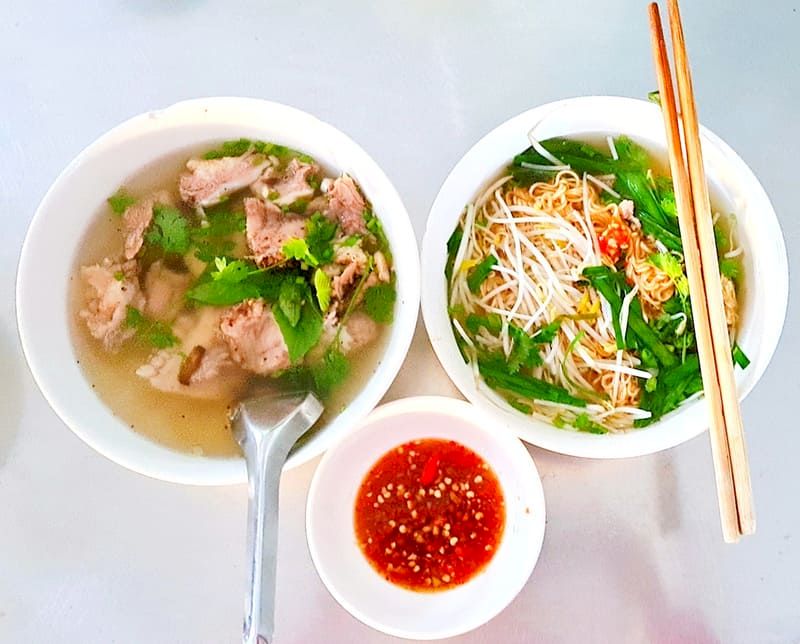 Por lo general, junto a un plato de Hu Tieu Nam Vang, suele haber un plato de xí quách