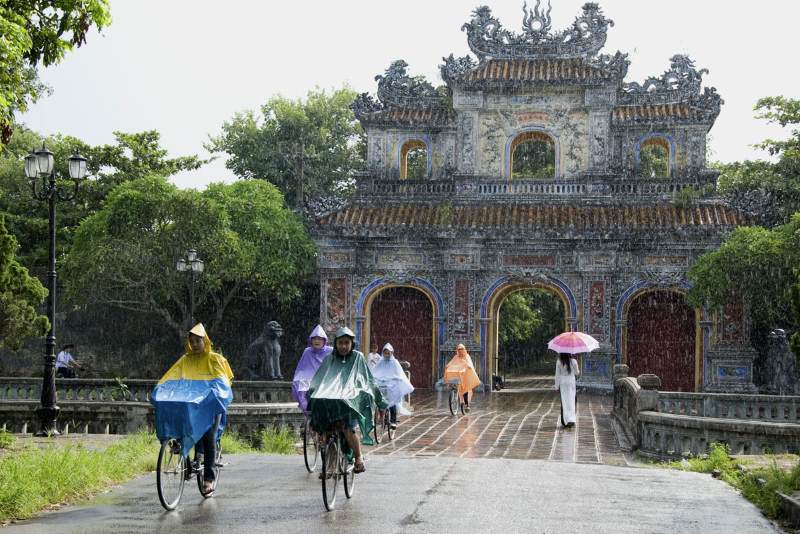 hue in the rain