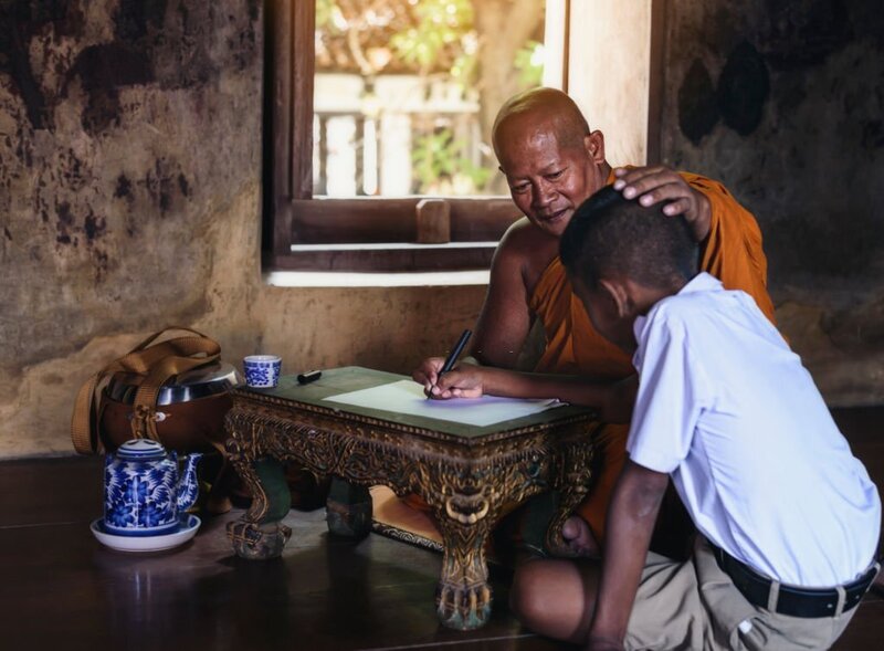 idioma camboya tocar la cabeza