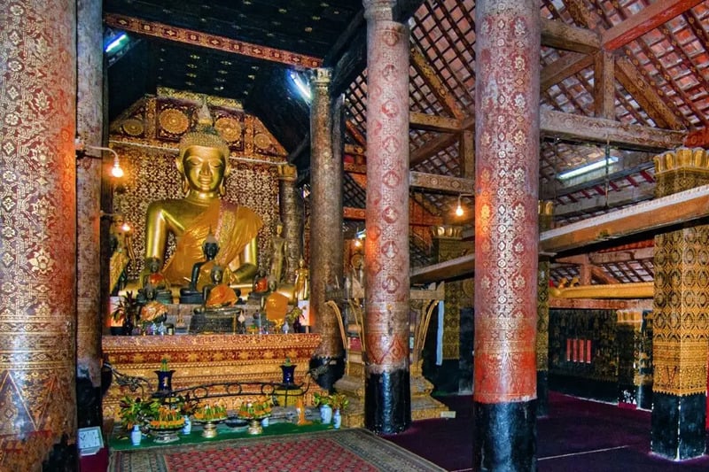Wat Xieng Thong interior