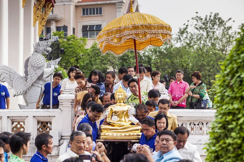 Carrying the Phra Buddha Sihing: Sacred Tradition in Thailand
