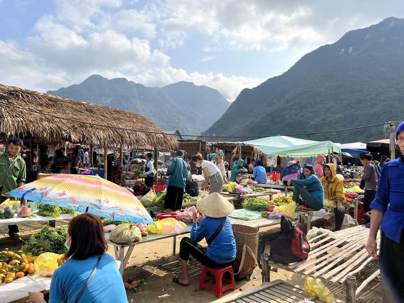 The atmosphere of Pho Doan market around 9 a.m. when we went there