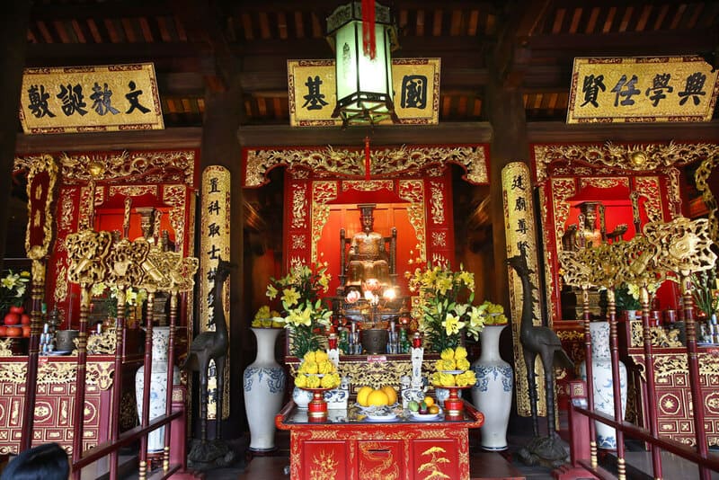 Altar of the 3 kings in the Temple of Literature - Quoc Tu Giam